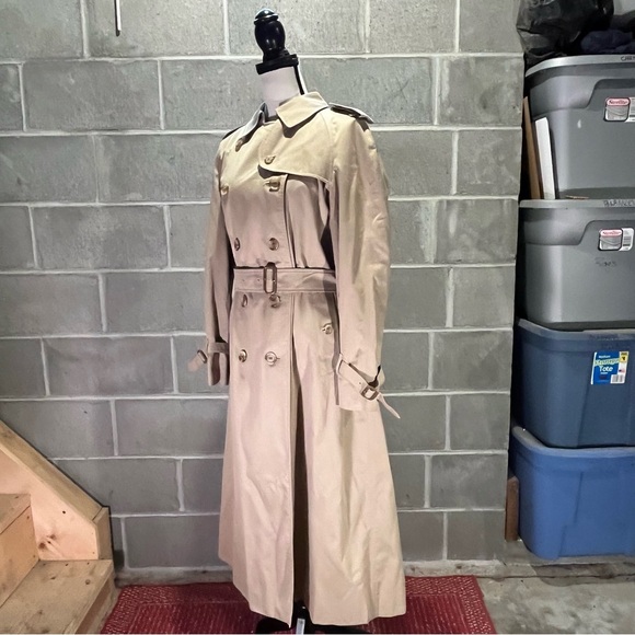 Burberry trench coat. - Picture 5 of 16